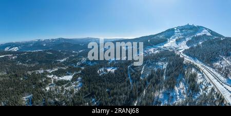 Fantastica giornata invernale nella zona sciistica di Großer Arber nella foresta bavarese Foto Stock