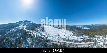 Fantastica giornata invernale nella zona sciistica di Großer Arber nella foresta bavarese Foto Stock