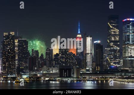 Weehawken, New Jersey. 04/07/2023, il giorno dell'indipendenza americana celebrato con i fuochi d'artificio del 4 luglio di Macy illuminano il cielo accanto all'Empire State Building a New York il 4 luglio 2023, visto da Weehawken, New Jersey. (Foto Vanessa Carvalho) credito: Brazil Photo Press/Alamy Live News Foto Stock