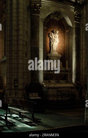 Francia, Lione, 2023-06-28. All'interno della chiesa di San Nizer con una statua illuminata e panche illuminate al sole. Fotografia di Franck CHAPOLARD. Foto Stock