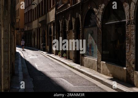 Francia, Lione, 2023-06-28. Un uomo con le spalle in un vicolo alla luce, fotografato da Franck CHAPOLARD. Foto Stock