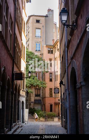 Francia, Lione, 2023-06-28. Una vecchia signora con la sua borsa in un vicolo a Vieux Lyon. Fotografia di Franck CHAPOLARD. Foto Stock