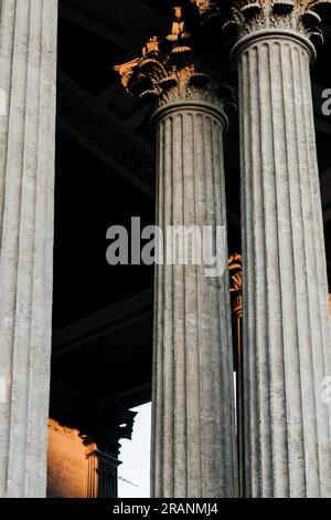 Elementi di decorazioni architettoniche di edifici, colonne in pietra. Foto Stock