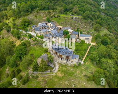 Vista aerea della città di Cardet in un pomeriggio primaverile, nella valle del Vall de Boí (alta Ribagorca, Lleida, Catalogna, Spagna, Pirenei) Foto Stock