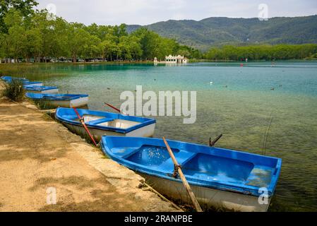 Barche sulla riva del lago di Banyoles (Pla de l'Estany, Girona, Catalogna, Spagna) ESP: Barcas a la orilla del Lago de Bañolas (Gerona, España) Foto Stock