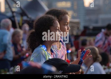 New York, New York, USA. 5 luglio 2023. (NEW) New York City celebra il giorno dell'indipendenza. 4 luglio 2023, New York, New York, USA: Gli spettatori si riuniscono al gantry Plaza State Park a Long Island City per guardare l'annuale spettacolo pirotecnico del 4 luglio di Macy's che si affaccia sullo skyline di Manhattan al gantry State Plaza Park a Long Island City il 4 luglio 2023 nel quartiere Queens di New York City. (Immagine di credito: © M10s/TheNEWS2 via ZUMA Press Wire) SOLO USO EDITORIALE! Non per USO commerciale! Foto Stock