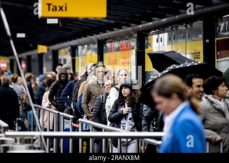 SCHIPHOL - viaggiatori al posteggio dei taxi all'aeroporto di Schiphol. A causa delle cattive condizioni meteorologiche, è possibile solo un traffico aereo molto limitato. A causa della combinazione di forti raffiche di vento, pioggia e scarsa visibilità, la compagnia aerea KLM deve cancellare 207 voli. ANP KOEN VAN WEEL paesi bassi fuori - belgio fuori Foto Stock