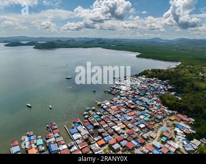 Villaggio di pescatori con case di legno su palafitte nel mare. Kudat, Sabah, Borneo. Foto Stock