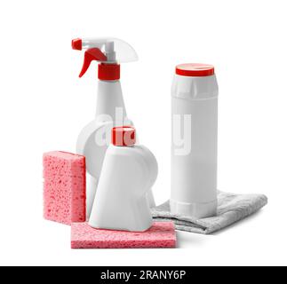 Set di vari flaconi in plastica con prodotti chimici per la casa e strumenti per la pulizia della casa, isolati su bianco. Detergenti e prodotti per la pulizia in confezioni. Foto Stock