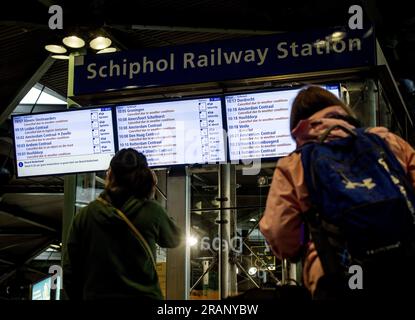 SCHIPHOL - viaggiatori all'aeroporto di Schiphol. A causa delle cattive condizioni meteorologiche, è possibile solo un traffico aereo molto limitato. A causa della combinazione di forti raffiche di vento, pioggia e scarsa visibilità, la compagnia aerea KLM deve cancellare 207 voli. ANP KOEN VAN WEEL paesi bassi fuori - belgio fuori Foto Stock