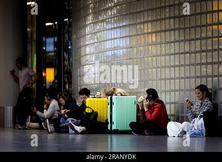 SCHIPHOL - viaggiatori all'aeroporto di Schiphol. A causa delle cattive condizioni meteorologiche, è possibile solo un traffico aereo molto limitato. A causa della combinazione di forti raffiche di vento, pioggia e scarsa visibilità, la compagnia aerea KLM deve cancellare 207 voli. ANP KOEN VAN WEEL paesi bassi fuori - belgio fuori Foto Stock