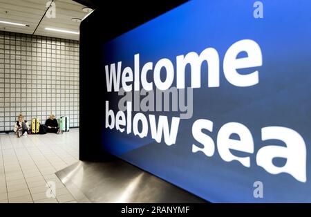 SCHIPHOL - viaggiatori all'aeroporto di Schiphol. A causa delle cattive condizioni meteorologiche, è possibile solo un traffico aereo molto limitato. A causa della combinazione di forti raffiche di vento, pioggia e scarsa visibilità, la compagnia aerea KLM deve cancellare 207 voli. ANP KOEN VAN WEEL paesi bassi fuori - belgio fuori Foto Stock