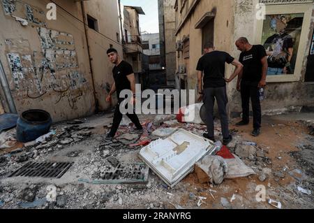 Jenin, territori palestinesi. 5 luglio 2023. I palestinesi ispezionano i danni al campo profughi di Jenin dopo l'operazione militare israeliana su larga scala nella città di Jenin in Cisgiordania. 12 palestinesi sono stati uccisi e più di 120 feriti. Credito: Ayman Nobani/dpa/Alamy Live News Foto Stock