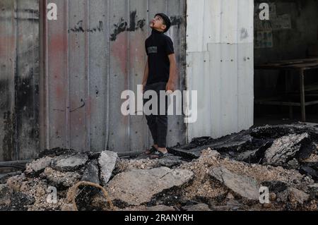 Jenin, territori palestinesi. 5 luglio 2023. Un bambino palestinese ispeziona i danni al campo profughi di Jenin dopo l'operazione militare israeliana su larga scala nella città di Jenin in Cisgiordania. 12 palestinesi sono stati uccisi e più di 120 feriti. Credito: Ayman Nobani/dpa/Alamy Live News Foto Stock