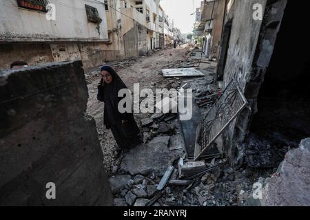 Jenin, territori palestinesi. 5 luglio 2023. Una donna palestinese ispeziona i danni al campo profughi di Jenin dopo l'operazione militare israeliana su larga scala nella città di Jenin in Cisgiordania. 12 palestinesi sono stati uccisi e più di 120 feriti. Credito: Ayman Nobani/dpa/Alamy Live News Foto Stock