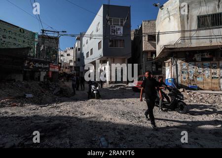 Jenin, territori palestinesi. 5 luglio 2023. I palestinesi ispezionano i danni al campo profughi di Jenin dopo l'operazione militare israeliana su larga scala nella città di Jenin in Cisgiordania. 12 palestinesi sono stati uccisi e più di 120 feriti. Credito: Ayman Nobani/dpa/Alamy Live News Foto Stock