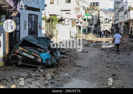 Jenin, territori palestinesi. 5 luglio 2023. I palestinesi ispezionano i danni al campo profughi di Jenin dopo l'operazione militare israeliana su larga scala nella città di Jenin in Cisgiordania. 12 palestinesi sono stati uccisi e più di 120 feriti. Credito: Ayman Nobani/dpa/Alamy Live News Foto Stock