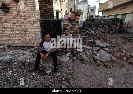 Jenin, territori palestinesi. 5 luglio 2023. I palestinesi ispezionano i danni al campo profughi di Jenin dopo l'operazione militare israeliana su larga scala nella città di Jenin in Cisgiordania. 12 palestinesi sono stati uccisi e più di 120 feriti. Credito: Ayman Nobani/dpa/Alamy Live News Foto Stock