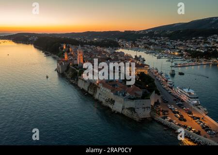 Vista aerea della serata nella città vecchia di Rab, il mare Adriatico in Croazia Foto Stock