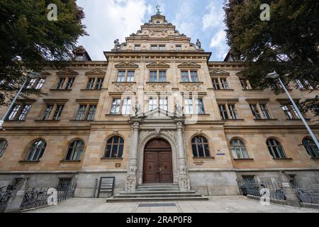 Bamberga, Germania. 3 luglio 2023. Vista esterna delle autorità giudiziarie di Bamberga. L'edificio del tribunale ospita la Corte regionale superiore (OLG), la Corte regionale, la Corte suprema bavarese (BayObLG) i senati esterni di Bamberg e l'ufficio del pubblico ministero di Bamberga. Credito: Daniel Karmann/dpa/Alamy Live News Foto Stock