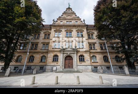 Bamberga, Germania. 3 luglio 2023. Vista esterna delle autorità giudiziarie di Bamberga. L'edificio del tribunale ospita la Corte regionale superiore (OLG), la Corte regionale, la Corte suprema bavarese (BayObLG) i senati esterni di Bamberg e l'ufficio del pubblico ministero di Bamberga. Credito: Daniel Karmann/dpa/Alamy Live News Foto Stock