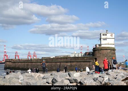 Fort Perch Rock è un'ex installazione di difesa situata alla foce della Liverpool Bay a New Brighton. Costruito nel 1820s per difendere il Porto di Liverpool, la sua funzione è cambiata da difensiva, a attrazione turistica e museo. Foto Stock