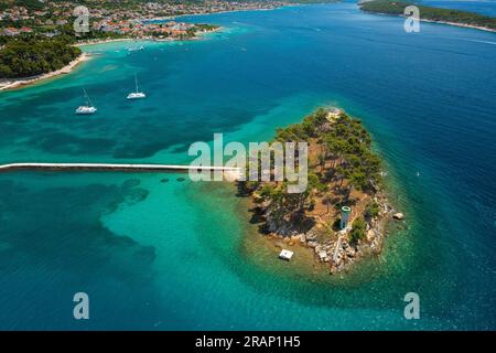 Vista aerea dell'isola di Rab, del mare Adriatico in Croazia Foto Stock