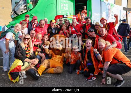 02-07-2023: Sport: Nederland contro Belgie (donna amichevole) SITTARD, PAESI BASSI - 2 LUGLIO: Fan dei Paesi Bassi e tifosi del Belgio durante l'interna Foto Stock