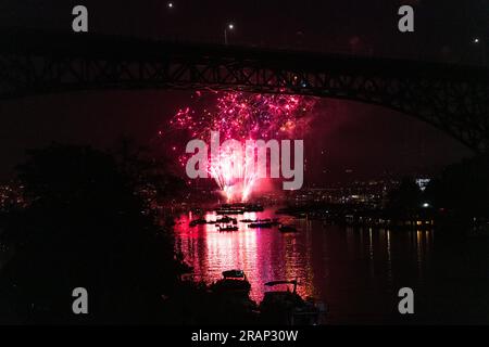 Seattle, Stati Uniti. 4 luglio 2023. La gente si riunisce a Fremont per celebrare il giorno dell'indipendenza guardando i fuochi d'artificio di Amazon Seafair sul South Lake Union e sull'Aurora Bridge. James Anderson/Alamy Live News Foto Stock