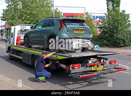 Recupero di un incidente stradale nel centro di St Helens, Lowe St, Merseyside, Inghilterra, Regno Unito, WA10 1 CV Foto Stock