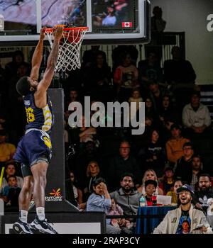 Edmonton, Canada. 3 luglio 2023. Edmonton Stingers 6'4' (26) Geoffrey James (G) sbatte un puzzolo nel 2023 contro i Vancouver Bandits. Vancouver Bandits 92:78 Edmonton Stingers Credit: SOPA Images Limited/Alamy Live News Foto Stock