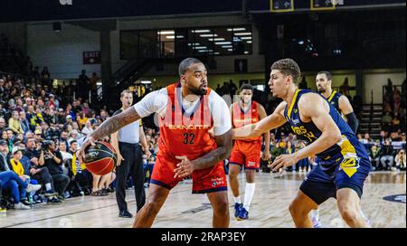 Edmonton, Canada. 3 luglio 2023. Vancouver Bandit's (32) Nick Ward è difeso da (14) Brody Clarke (F)The Edmonton Stingers nel 2023 CEBL azione contro i Vancouver Bandits. Vancouver Bandits 92:78 Edmonton Stingers Credit: SOPA Images Limited/Alamy Live News Foto Stock