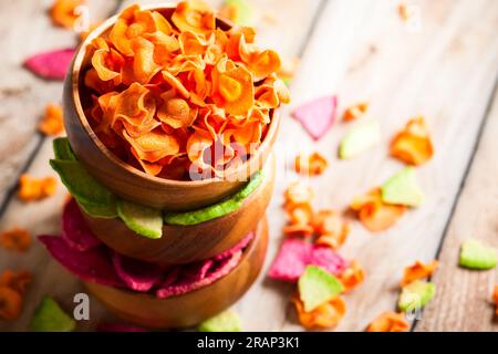 Patatine di verdure secche di carote, barbabietole, pastinaca e altri ortaggi. Dieta biologica e cibo vegano. Foto Stock