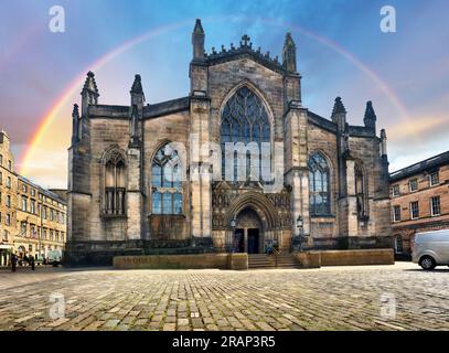 Scozia, Edimburgo - architettura gotica di St, Cattedrale di Giles contro l'arcobaleno lungo il Royal Mile nella città vecchia di Edimburgo Foto Stock