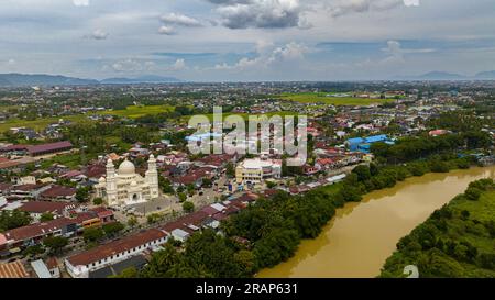 Banda Aceh è la capitale e la città più grande della provincia di Aceh, vista dall'alto. Sumatra, Indonesia. Foto Stock