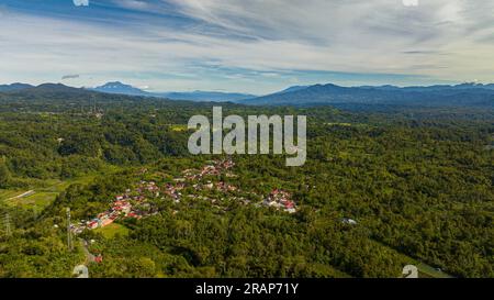 Vista aerea dei terreni agricoli con coltivazioni di riso e verdure in una valle di montagna. Bukittinggi, Sumatra. Indonesia. Foto Stock