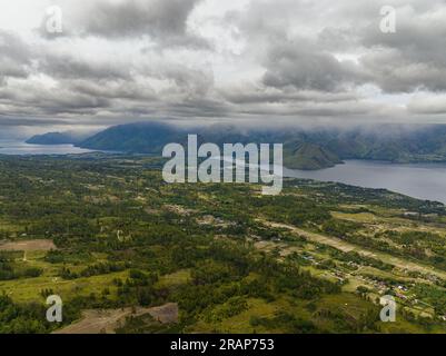 Terreni agricoli sull'isola di Samosir e sul lago Toba. Sumatra, Indonesia. Foto Stock