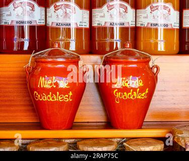 Miel de Guadalest o Guadalest Honey in barattoli su uno scaffale, Spagna Foto Stock