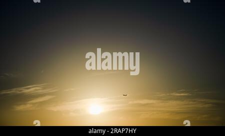 L'aereo che vola nel cielo durante il giorno. Foto Stock
