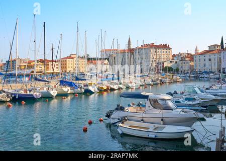 Pittoresco villaggio di Pirano sulla costa adriatica della Slovenia, Europa Foto Stock