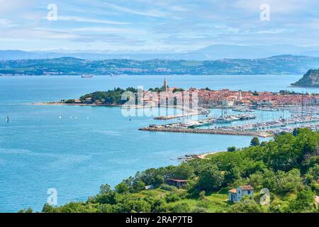 Pittoresco villaggio di Izola sulla costa adriatica della Slovenia, Europa Foto Stock