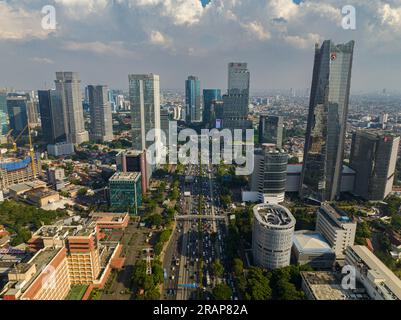 Giacarta, Indonesia - 11 ottobre 2022: Vista dall'alto del business center di Giacarta con grattacieli. Foto Stock