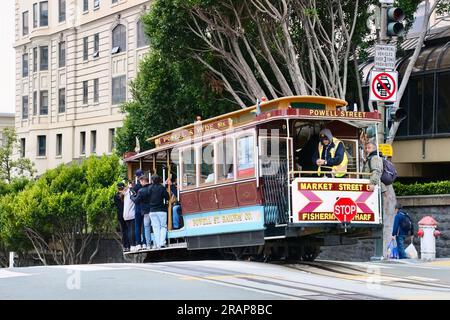 Funivia di San Francisco che scende su una collina in Powell Street San Francisco California USA Foto Stock