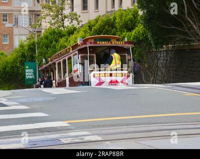 Funivia di San Francisco che scende su una collina in Powell Street San Francisco California USA Foto Stock