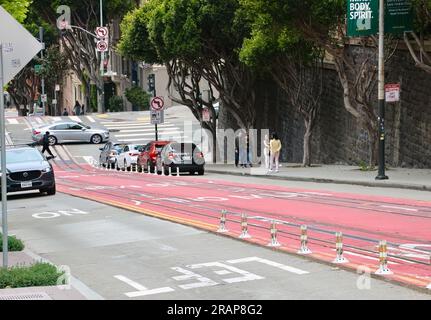 Guardando giù per la ripida collina all'incrocio tra California Street e Pine Street con i binari della funivia Nob Hill San Francisco California USA Foto Stock