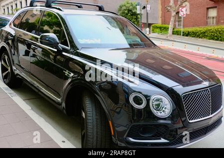 SUV di lusso Bentley Bentayga nero parcheggiato in una strada a San Francisco, California, Stati Uniti Foto Stock