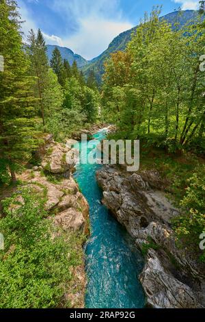 Canyon selvaggio con acque cristalline turchesi nella valle di Soca, Parco Nazionale di Trigalv vicino a Bovec, Slovenia Foto Stock