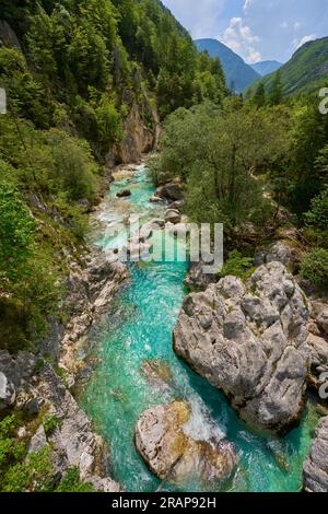 Canyon selvaggio con acque cristalline turchesi nella valle di Soca, Parco Nazionale di Trigalv vicino a Bovec, Slovenia Foto Stock