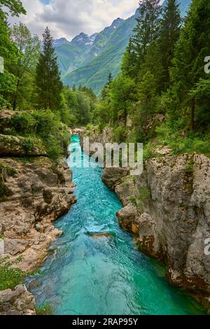 Canyon selvaggio con acque cristalline turchesi nella valle di Soca, Parco Nazionale di Trigalv vicino a Bovec, Slovenia Foto Stock