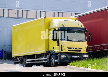 OSTRAVA, REPUBBLICA CECA - 27 MAGGIO 2023: Camion giallo Iveco EuroCargo 180E25 davanti al deposito Foto Stock